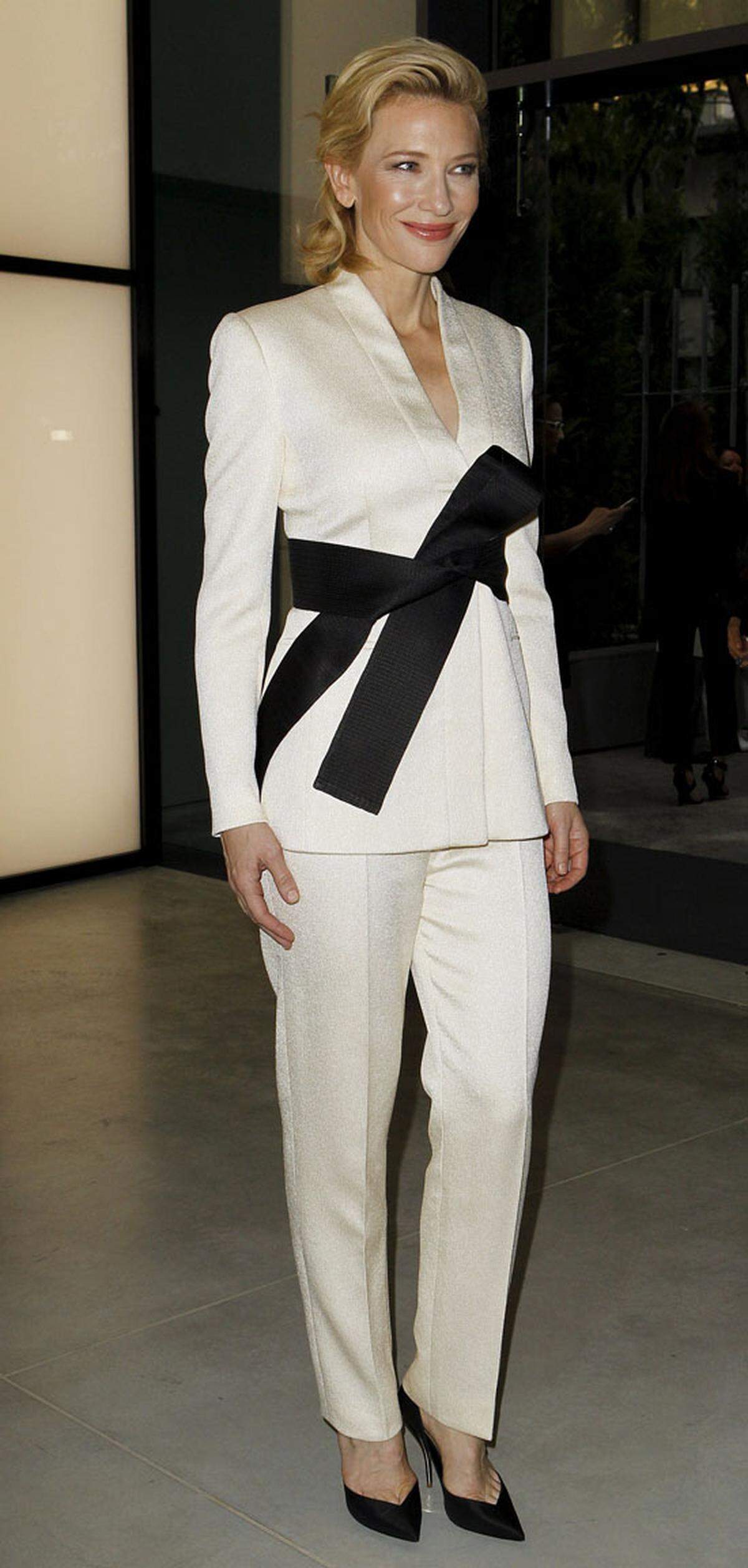 Gleichzeit mit dem Beginn der Expo Milano 2015 feiert Giorgio Armani sein 40-jähriges Firmenjubiläum, immerhin fungiert der Designer dabei als "Special Ambassador for Fashion". Armani-Muse Cate Blanchett erschien zur Feier im weißen Hosenanzug.