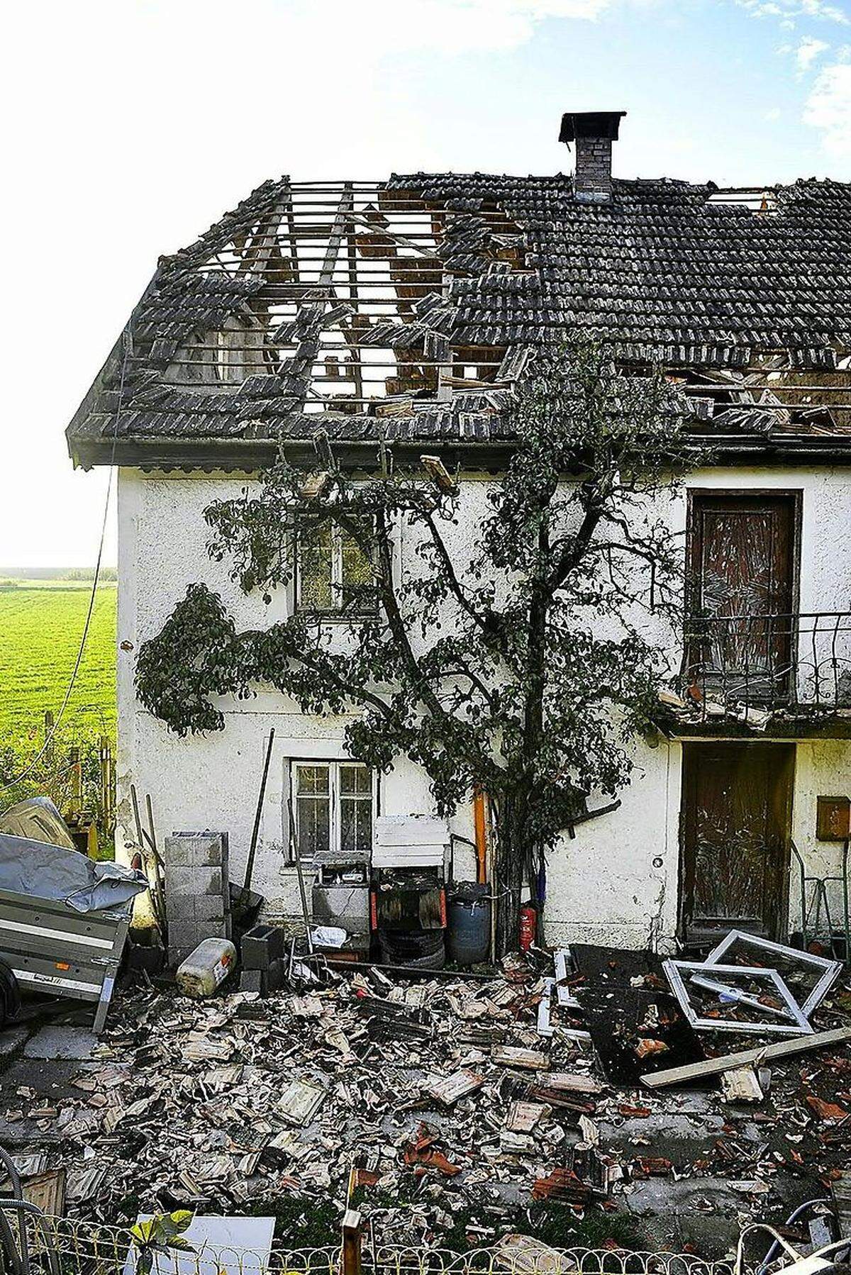 Oberösterreich: Sturmschaden an einem Haus am Mittwoch in Neukirchen an der Enknach.