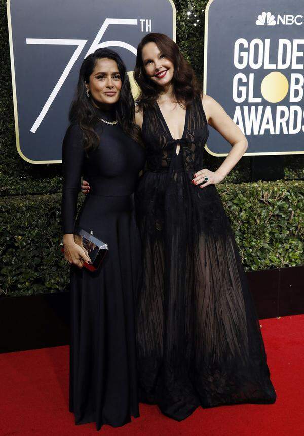 Gemeinsam kamen Salma Hayek und Ashley Judd. (Hayek in Balenciaga). Beide Frauen haben Filmmogul Harvey Weinstein wegen sexueller Belästigung angeklagt.