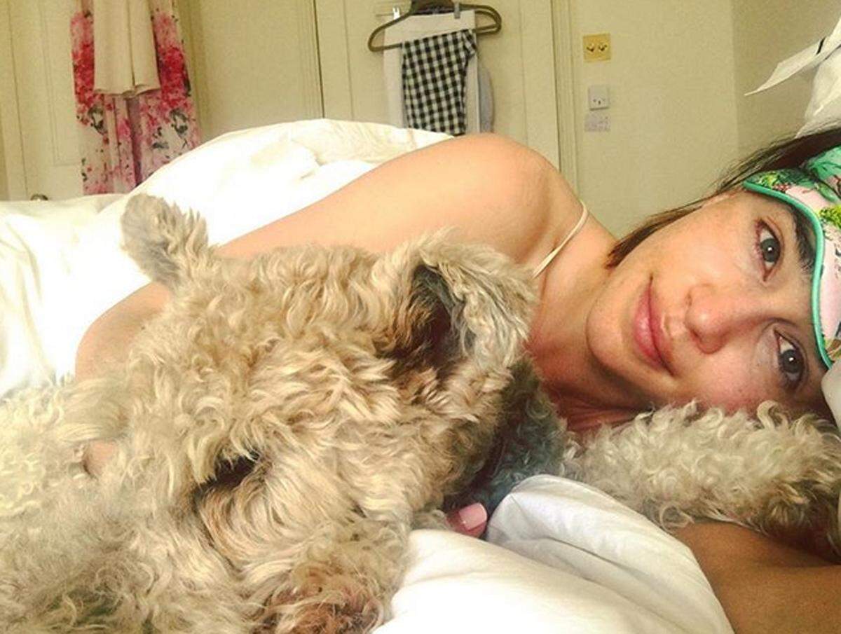 Im Bett mit "Game of Thrones"-Star Emilia Clarke. Das stellen sich Fans wohl auch aufregender vor. Ungeschminkt, mit Hund und mit Augenmaske auf der Stirn.