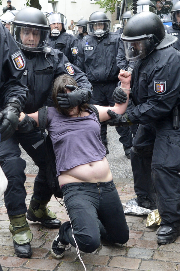 Der friedliche Protest von mehr als zehntausend Menschen gegen eine Kundgebung von Rechtsextremisten in Hamburg ist am Samstag von Krawallen Linksautonomer überschattet worden. Die Polizei nahm 17 Personen fest, weitere 63 Demonstranten seien vorübergehend in Gewahrsam genommen worden. Dazu kamen noch rund 700 Demonstranten, die von der Polizei festgesetzt worden waren, nachdem die Veranstalter die Kundgebung für aufgelöst erklärt hatten.