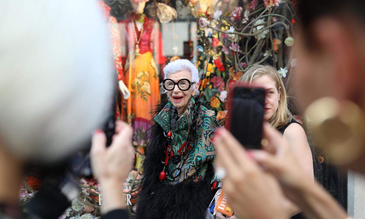 Runde Brille, exzentrischer Schmuck, kurze weiße Haare - das sind die Markenzeichen von Iris Apfel, die es seit ihrem 95. Geburtstag auch als Emoji gibt. "Ich bin ja ein bisschen zu alt für Emojis und wusste auch nicht, was das ist", wurde Apfel damals in einer Mitteilung zur Aktion zitiert. "Aber alle scheinen sie zu mögen und ich will, dass alle eine gute Zeit haben. Wenn mein Gesicht die Menschen glücklich macht, dann bin ich dabei."