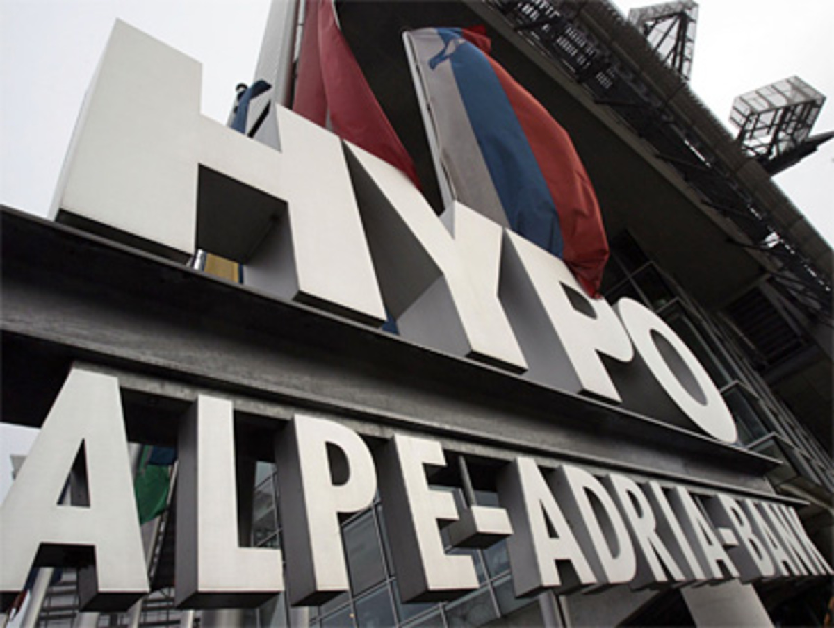 Die Kärntner Hypo-Alpe-Adria gilt in den letzten Jahren als Garant für negative Schlagzeilen.Spekulationsverluste in Höhe von 328 Mio. Euro, Bilanzfälschungen und Geldwäschevorwürfe – in Kärnten ging es oft rund. Ein Überblick: