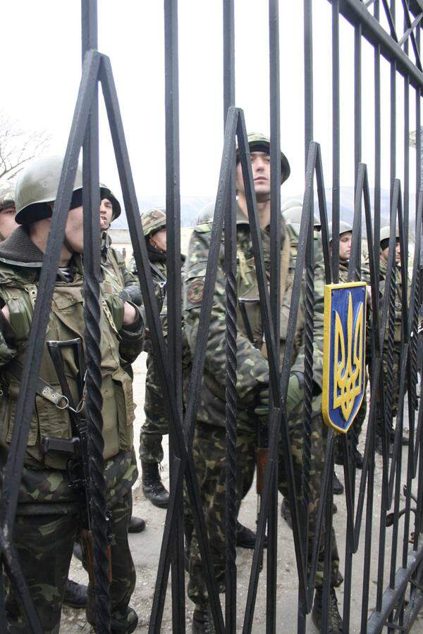 Angespannte Lage. Ukrainische Soldaten hinter dem Eingang zur Basis.