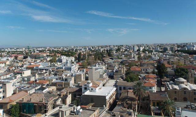 Skyline Nicosia Blick �ber die gesamte von einer Grenze geteilte Hauptstadt Nicosia last divided