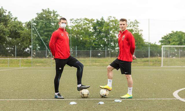 „Endlich wieder auf dem Platz“: Andreas Rossak (20, li.) und Dejan Slamarski (26) – und ja: Beim Training darf die Maske auch abgenommen werden.