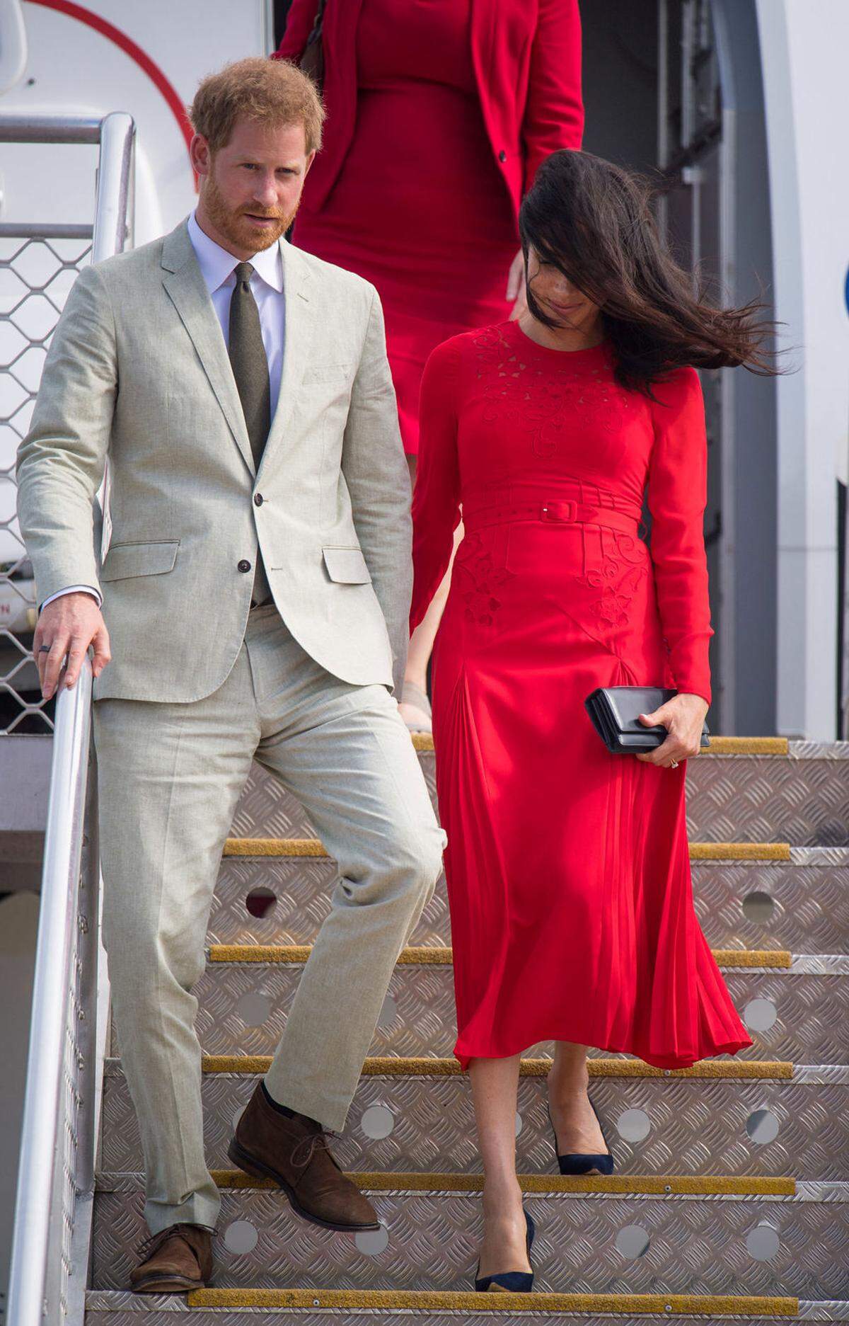 Im Zuge der Royal Tour gab sich Herzogin Meghan im Grunde äußerst stilsicher. Beim Touchdown in Tonga allerdings passierte der Ehefrau von Prinz Harry ein modischer Fauxpas. Und der Wind bei der Ankunft hatte damit nichts zu tun.