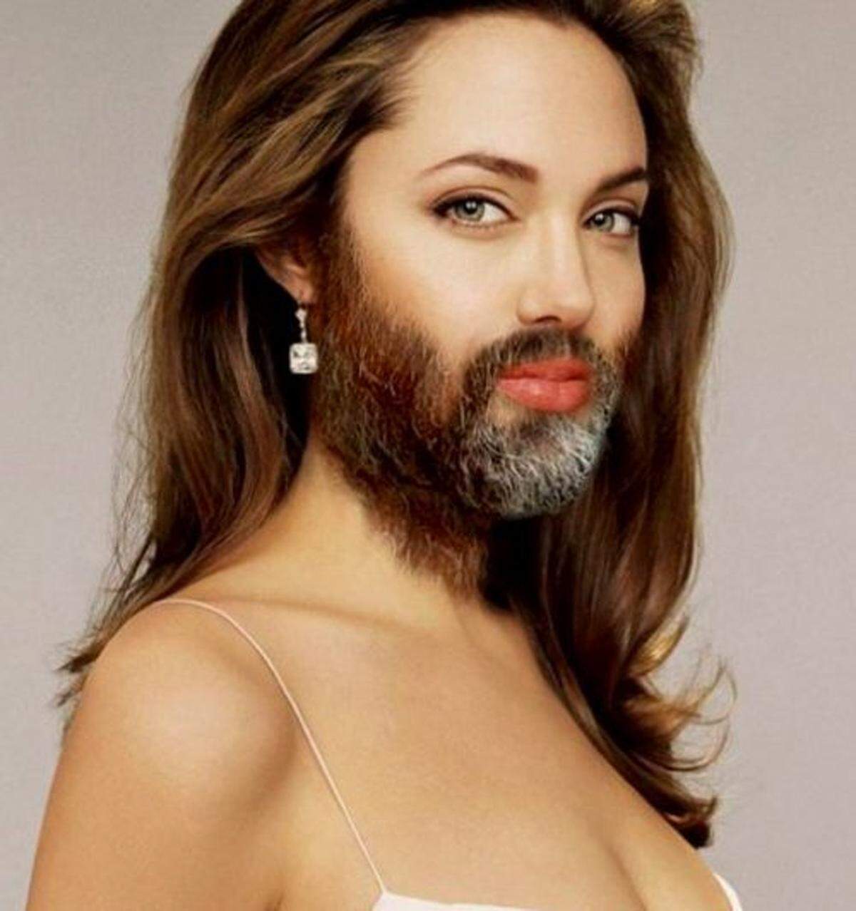 Die Schauspielerin Angelina Jolie wechselte den Bartwuchs mit ihrem Verlobten Brad Pitt.
