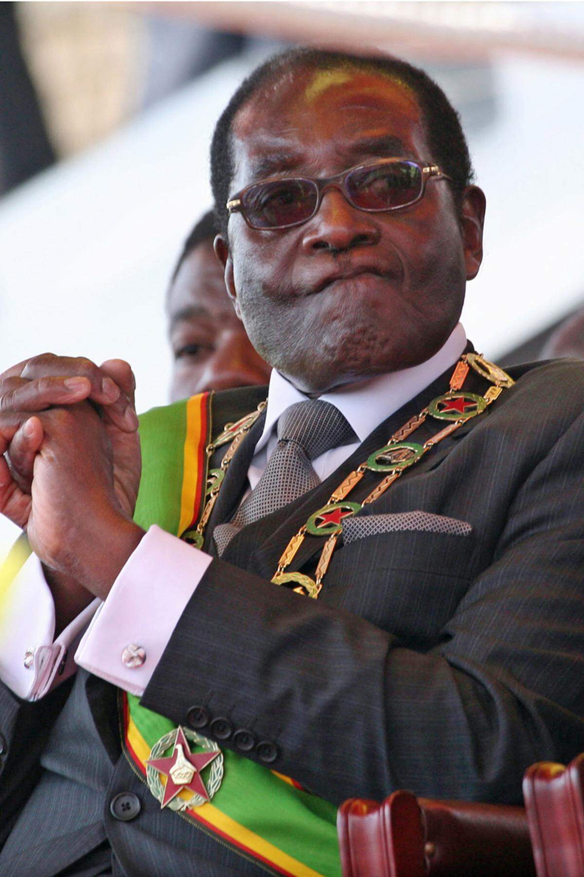 Das gegenwärtig zweitälteste amtierende Staatsoberhaupt der Welt ist auch das umstrittenste: Simbabwes Präsident Robert Mugabe regiert sein Land seit 1987, zuvor war der einstige Freiheitskämpfer und heutige Autokrat von 1980-87 Premierminister. Auch nach diesen insgesamt 33 Jahren an der Spitze des Staates und nach seinem 89. Geburtstag, den er am 21. Februar gefeiert hat, zeigt Mugabe keine Bereitschaft, das Ruder aus der Hand zu legen und will ein weiteres Mal als Präsident kandidieren.