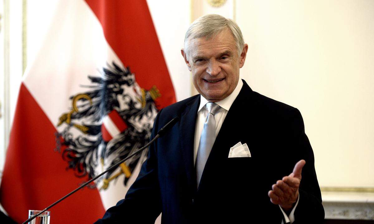 Am 28. Oktober wurde Thomas Schäfer-Elmayer mit dem Großen Ehrenzeichen für Verdienste um die Republik Österreich geehrt. Die Überreichung erfolgte im Bundeskanzleramt durch Kulturminister Alexander Schallenberg.