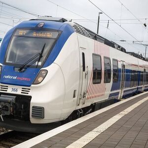 DEU Deutschland Nordrhein Westfalen Rheine 06 12 2015 Bahnhof Rheine Regionalexpress Zug von