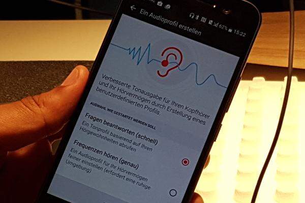 Ein Schnelltest oder ein ausführlicher Test, inklusive ein paar Fragen zu Alter und Hörverhalten sollen die ideale Mischung geben, um "in den vollen Musikgenuss" zu kommen. Beim ersten Ausprobieren zeigten sich tatsächlich hörbare Unterschiede. Man sollte sich also durchaus die Zeit nehmen, um ein genaueres Profil zu erstellen. Bis zu sechs verschiedene können gespeichert werden. Das ist ideal für all jene, die unterschiedliche Musikrichtungen hören.