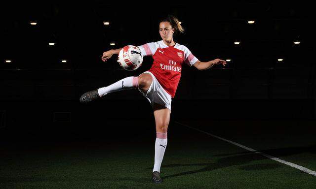 Arsenal-Legionärin Viktoria Schnaderbeck geht als Kapitänin von Österreichs Fußballnationalteam voran – auch im Kampf gegen Diskriminierung.