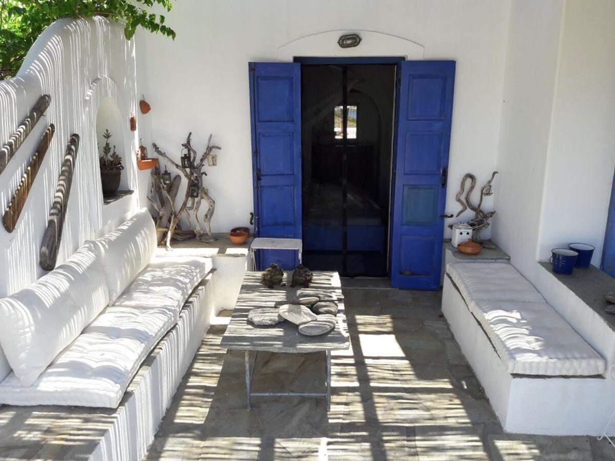 Ein Ferienhaus ganz im griechischen Stil: Ein in Weiß und Blau gehaltenes Strandhaus auf der Insel Andros in Griechenland.