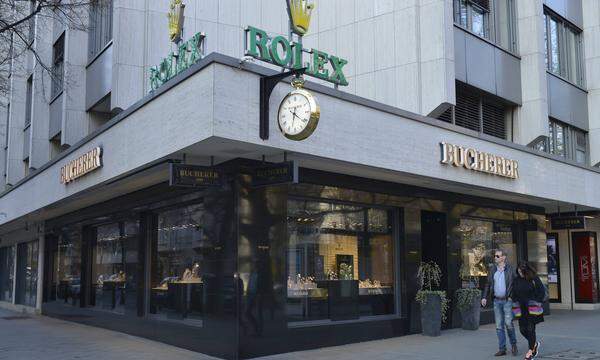 Bucherer verkauft den Angaben zufolge seit über 90 Jahren in seinen Filialen Uhren von Rolex.