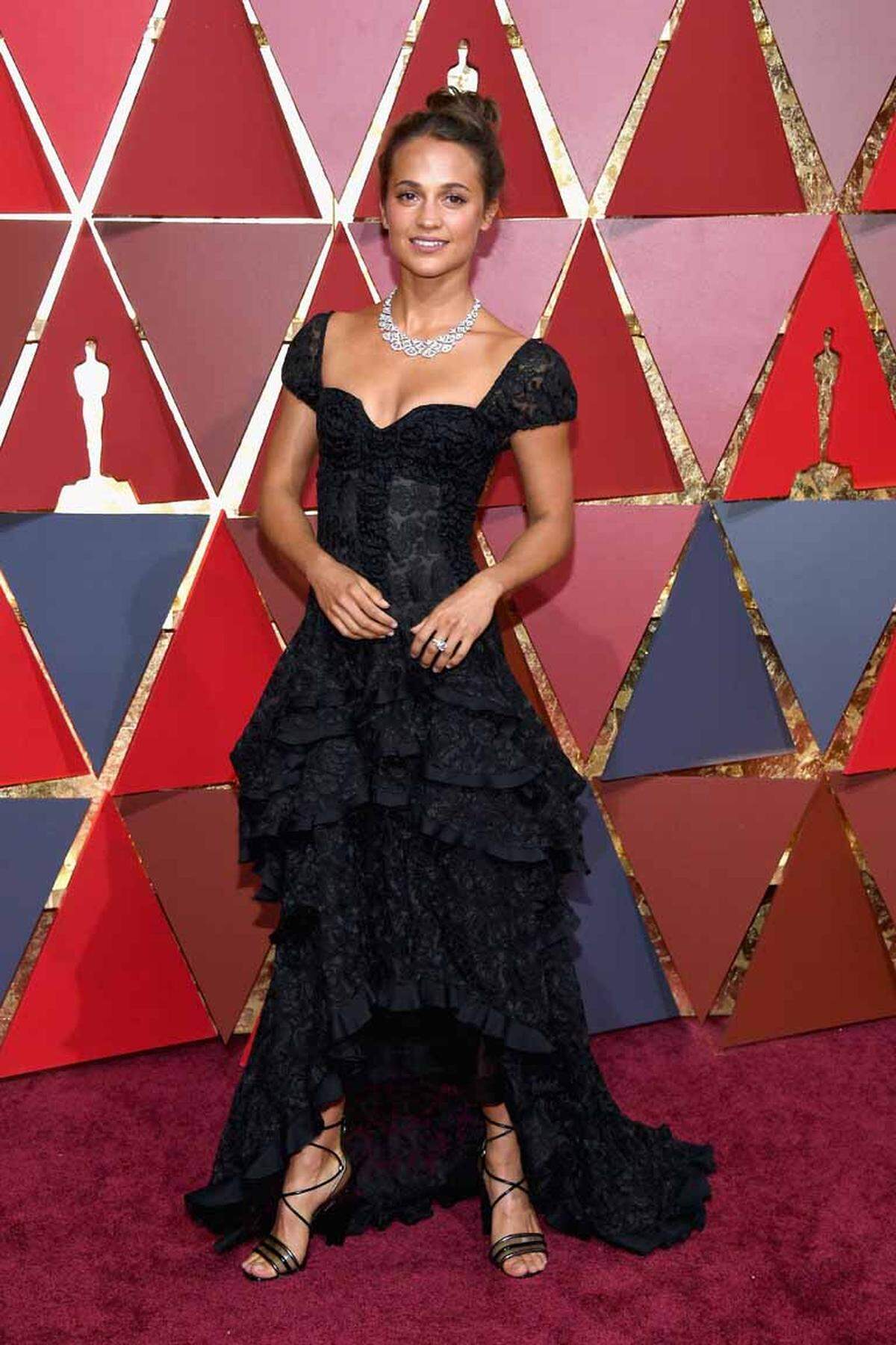 Alicia Vikanders Vokuhila-Kleid von Louis Vuitton sah hingegen nicht ganz stimmig aus.