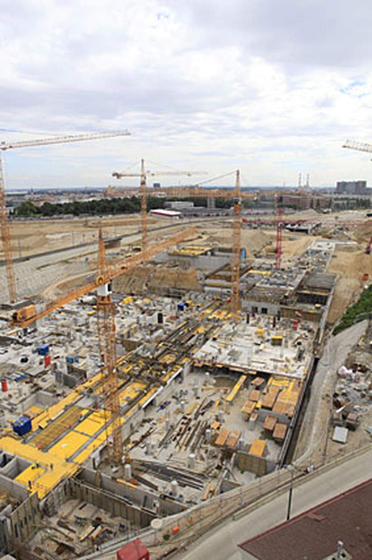 Zusehen, wenn andere arbeiten: Ganz ohne schlechtes Gewissen kann man dies nun in Wien tun, nämlich vom "Bahnorama" aus. So nennt sich der neue Aussichtsturm, der einen Ausblick auf die Baustelle des künftigen Wiener Hauptbahnhofes bietet.