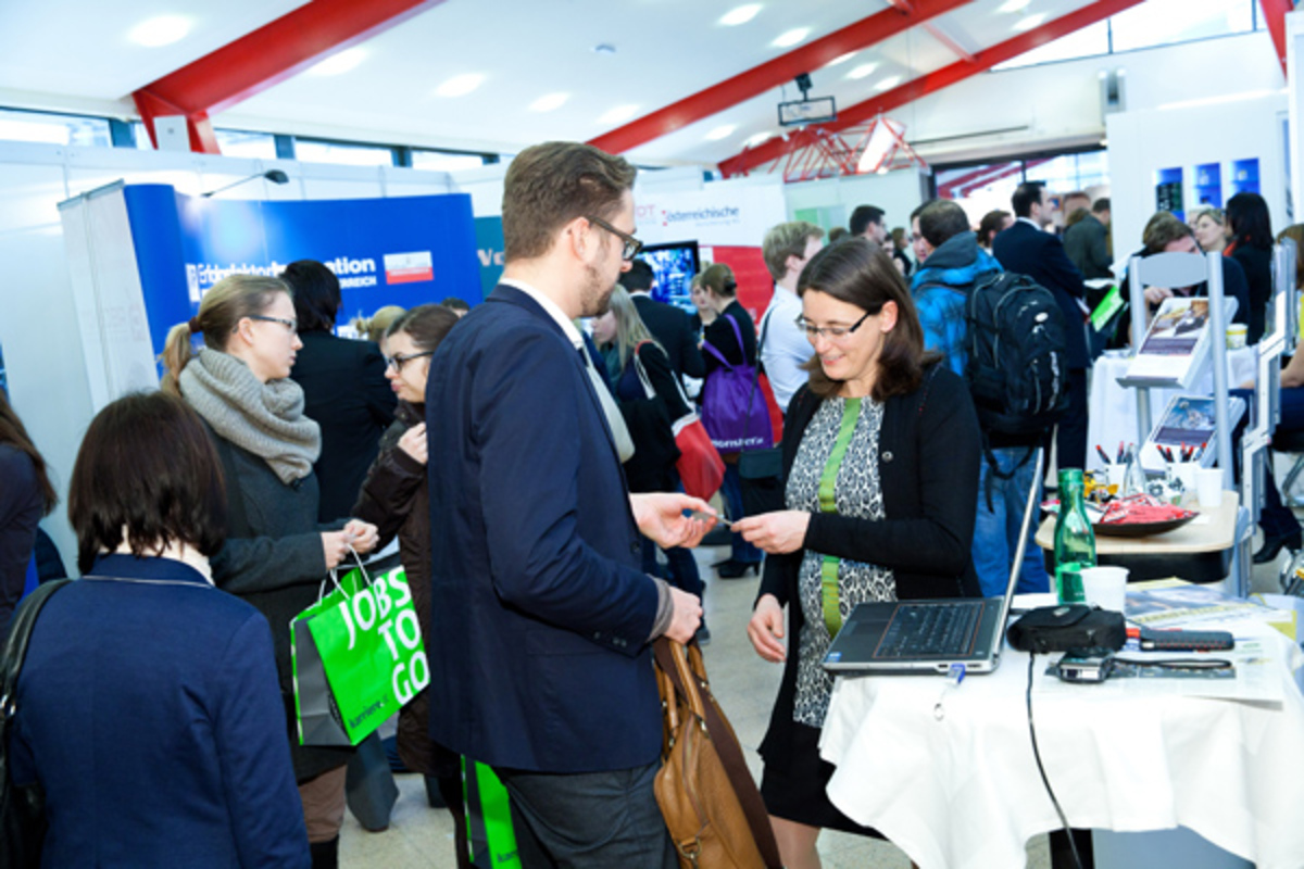 Dort wurde Studenten und Absolventen die Möglichkeit geboten, sich über potenzielle zukünftige Arbeitgeber zu informieren und sich diesen zu präsentieren.