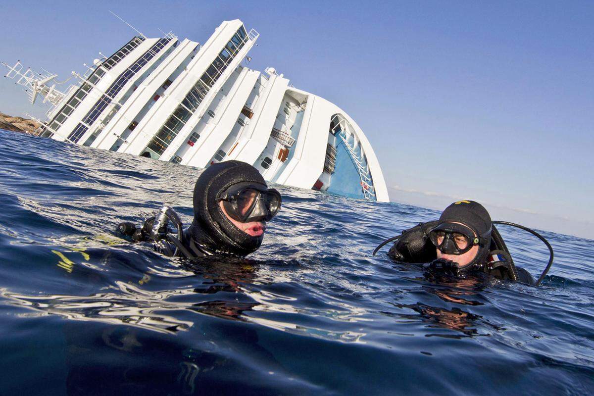 18. Jänner, Giglio, Italien. Polizeitaucher untersuchen das Wrack der havarierten Costa Concordia.