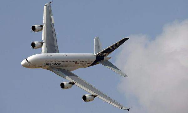 2018 rettete die Fluggesellschaft Emirates dem Airbus A380 das Leben - vorerst: 20 Maschinen wurden bestellt. Dennoch musste der Flugzeugbauer wegen schlechter Auftragslage wenige Wochen später der Abbau von rund 3700 Jobs bekanntgeben.    