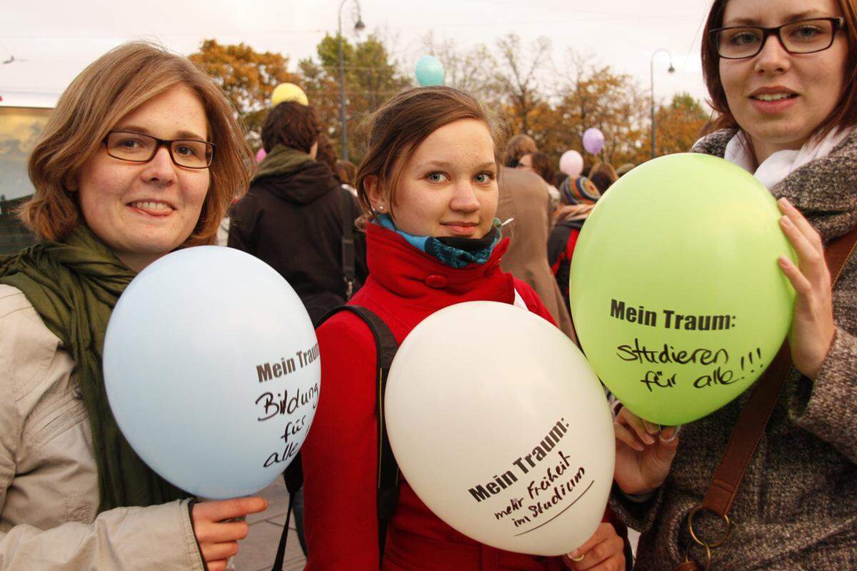 Die Bildungsträume der Studenten sind überall. "Bildung für alle", "Studieren für alle" oder "Mehr Freiheit im Studium" wird gefordert.