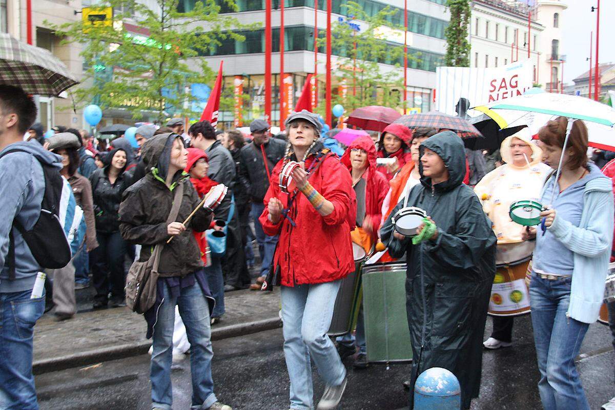 Gegen 18 Uhr versammeln sich die Teilnehmer beim Westbahnhof - im Regen. Wolfgang Moitzi von der Sozialistischen Jugend versichert den Demonstranten, die SJ mache den "Rechtsruck der Sozialdemokratie" in Fremdenrechtsfragen nicht mit.