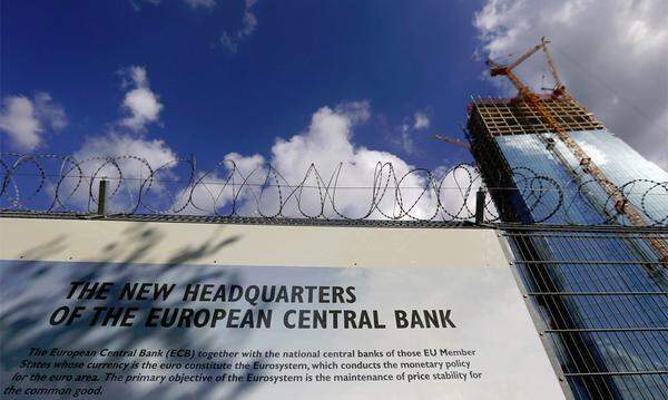 Am Neubau der Europäischen Zentralbank (EZB) in Frankfurt wurde am 20. September 2012 das Richtfest (= Gleichenfeier) gefeiert. EZB-Chef Mario Draghi eröffnete die Zeremonie auf der Baustelle.