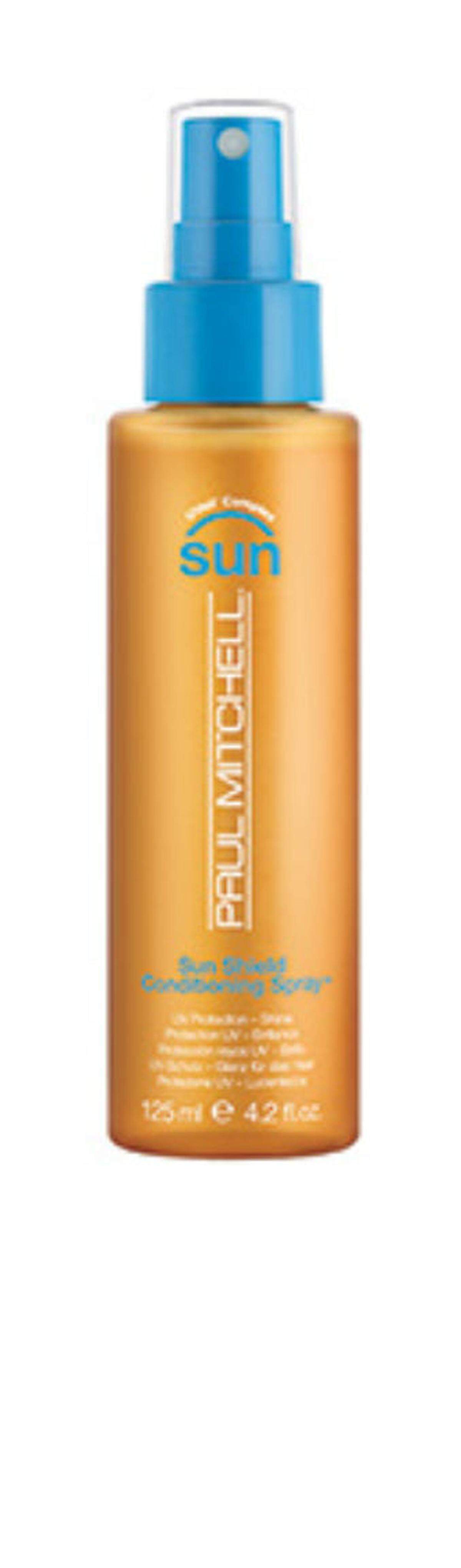Der Sun Shield Conditioning Spray von Paul Mitchell soll das Haar vor schädlichen UV-Strahlen schützen. Aufgetragen wird der Spray während des Sonnenbadens und soll dem Haar zusätzlich Glanz verleihen, 23,50 Euro. 