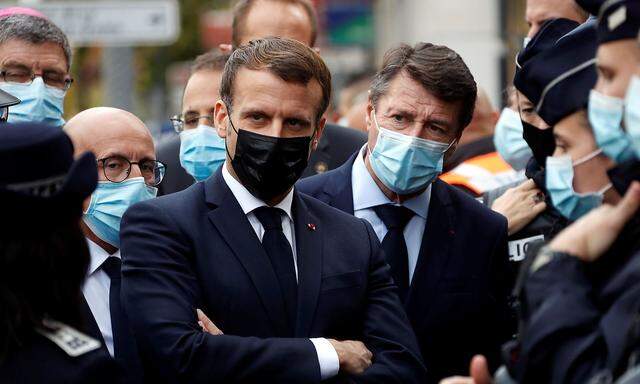 Emmanuel Macron flog zum Schauplatz des Terrors in Nizza.
