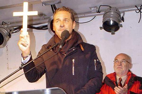 Strache ist Vater zweier Kinder. Der gläubige Katholik ließ sich 2009 firmen - um später mit einem Kreuz in der Hand für die Erhaltung des Abendlandes zu predigen.