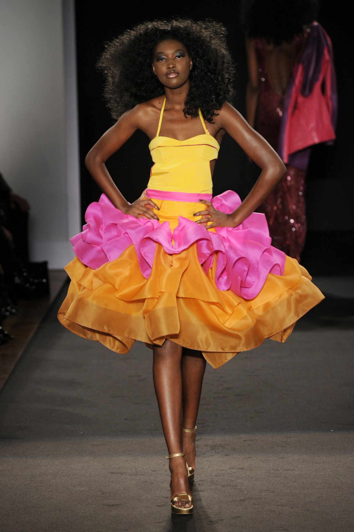 Sieht zwar nicht aus wie Haute Couture, ist aber trotzdem welche. Julien Fournie kombiniert Farbe und legere Schnittführung mit Disco Attitüde und handgenähtem Saum.