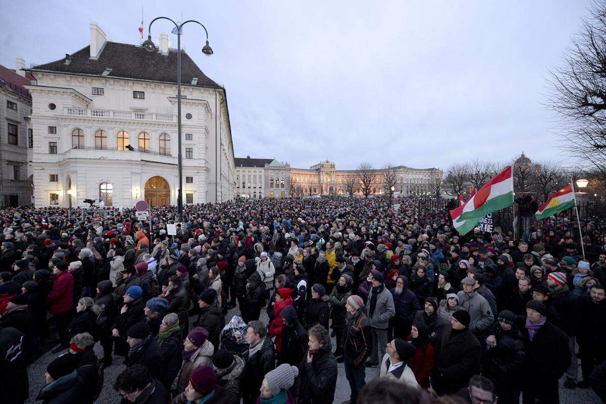 Es seien jedenfalls ausreichend Beamte vor Ort gewesen, um die Sicherheit der Teilnehmer zu garantieren, so ein Polizeisprecher. Dazu gehörten auch Einheiten der Polizeihundestaffel, der WEGA und der Bereitschaftseinheit.Die Veranstaltung verlief friedlich und ohne Zwischenfälle. Fahnen und Spruchbänder mit politischen Botschaften waren bis auf wenige Ausnahmen nicht zu sehen. Stattdessen hielten zahlreiche Menschen Ausdrucke mit der Aufschrift "Je suis Charlie". Während der Gedenkveranstaltung wurden die Fahnen am Bundeskanzleramt, auf der Hofburg und am Parlament auf Halbmast gesetzt.