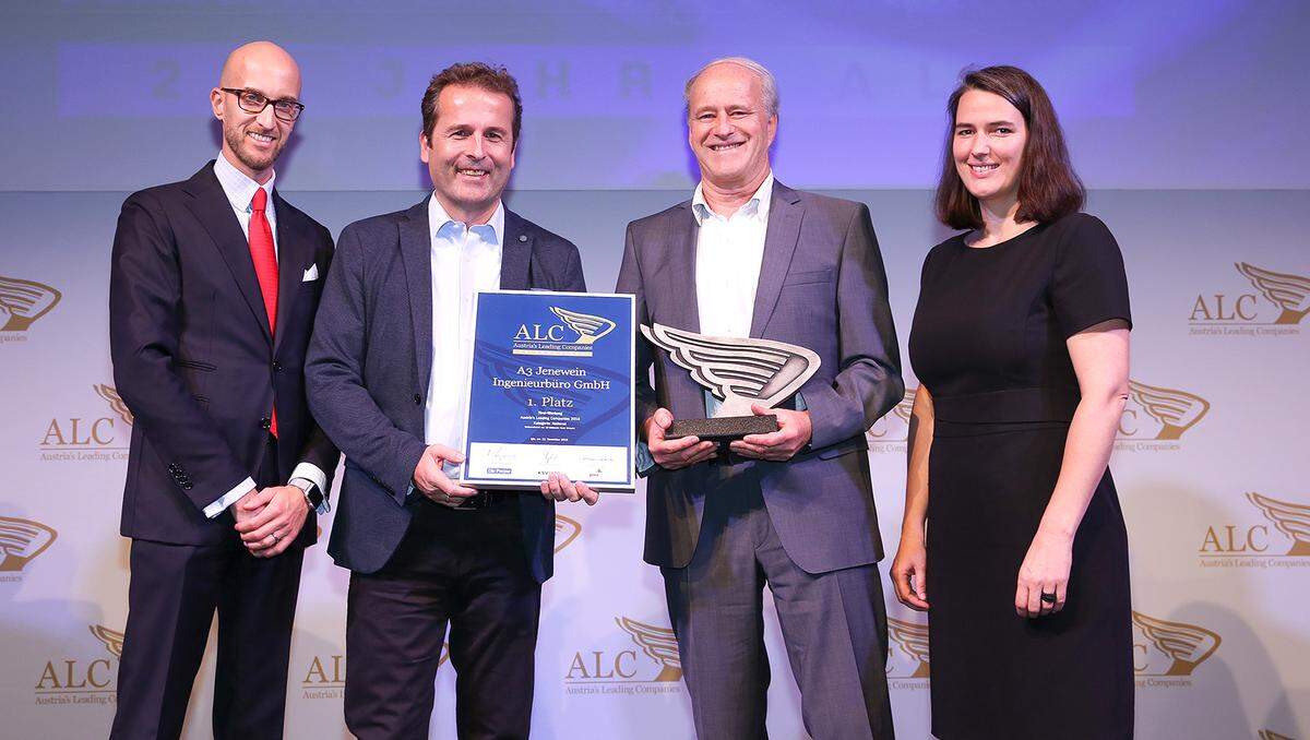 Auszeichnung 1. Platz Kategorie National Kleinbetriebe für das A3 Jenewein Ingenieurbüro GmbH (v. li.): PwC-Director Jürgen Kreindl, die A3-Geschäftsführer Robert Steyer und Rainer Purtscheller sowie WK Tirol-Vizepräsidentin Barbara Thaler.