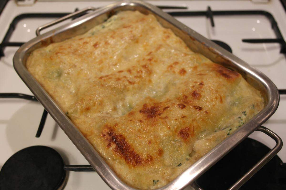 Mit Alufolie zugedeckt 15 Minuten bei 220 Grad backen, danach ohne Alufolie 10 Minuten braun werden lassen.