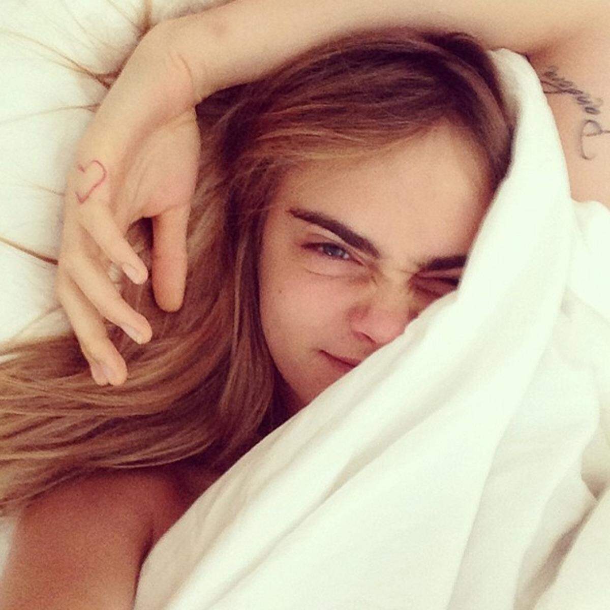 Auf Instagram zeigen sich Promis ja gerne von ihrer natürlichen und intimen Seite. Jetzt gleich noch mehr, immerhin sind #Bedstagrams, also Selfies im Bett, der neue Renner. Da macht natürlich auch Model Cara Delevingne mit, die sich ganz verschlafen gibt.