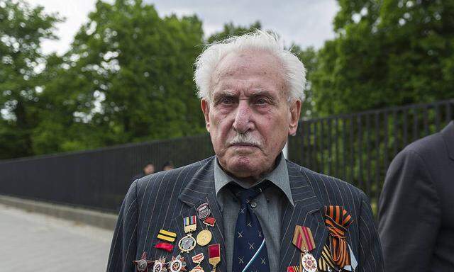 May 8 2015 Berlin Germany The Ukrainian veteran David Dushman mourns during a memorial service