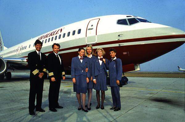 Der Unternehmer Joachim Hunold, bis dahin Marketing- und Vertriebschef beim Ferienflieger LTU, kauft 82,5 Prozent der Geschäftsanteile und gründet die Airberlin GmbH und Co. Luftverkehrs KG. Mit zwei Flugzeugen und 150 Mitarbeitern will er 1991 ein Konkurrenzunternehmen zur Lufthansa aufbauen.