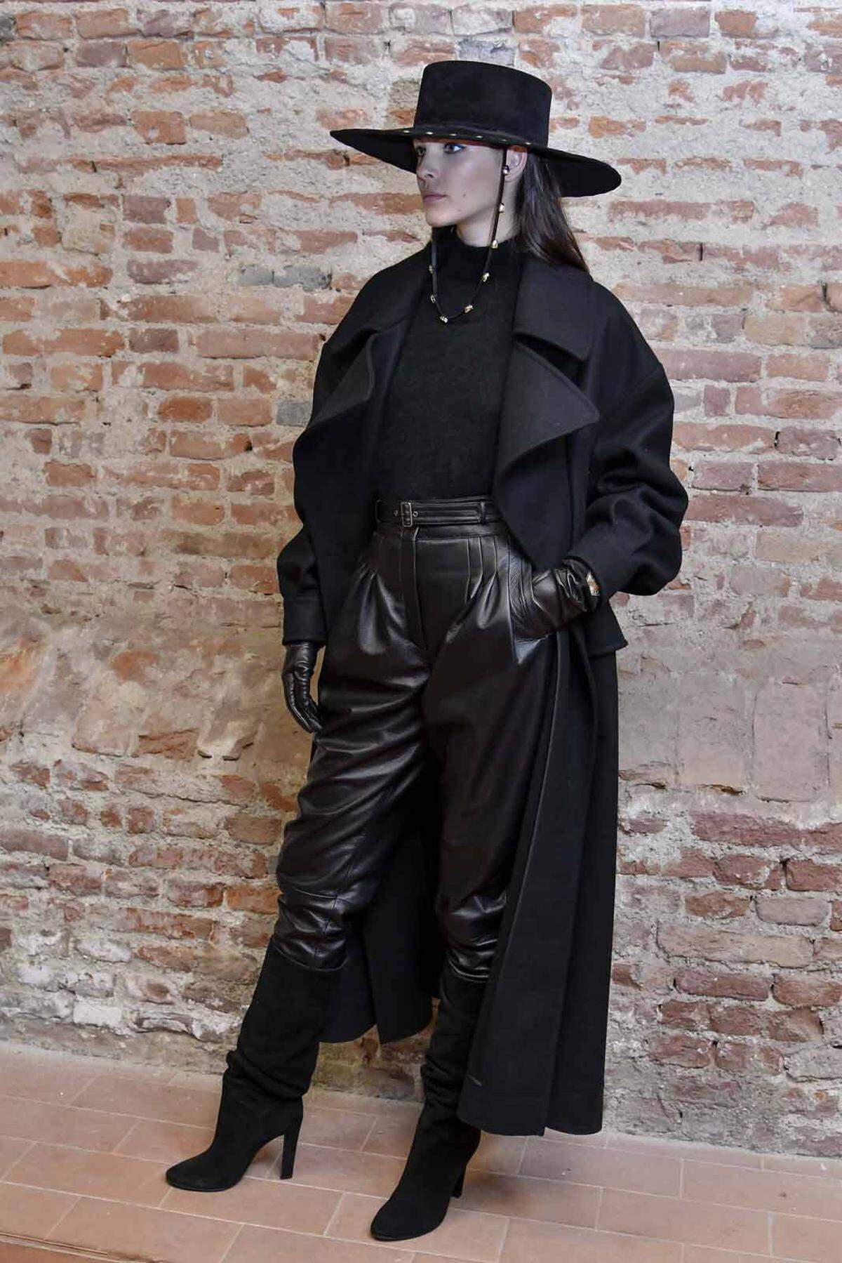 Von Zorro ließ man sich bei Alberta Ferretti inspirieren. Hier kam viel Leder zum Einsatz.