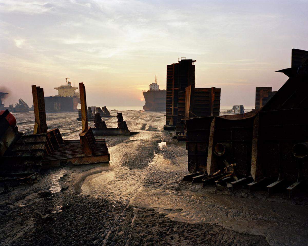 Müllkippen für Stahlschrott, stillgelegte Förderpumpen, ...Shipbreaking #13 . Chittagong, Bangladesh . 2000