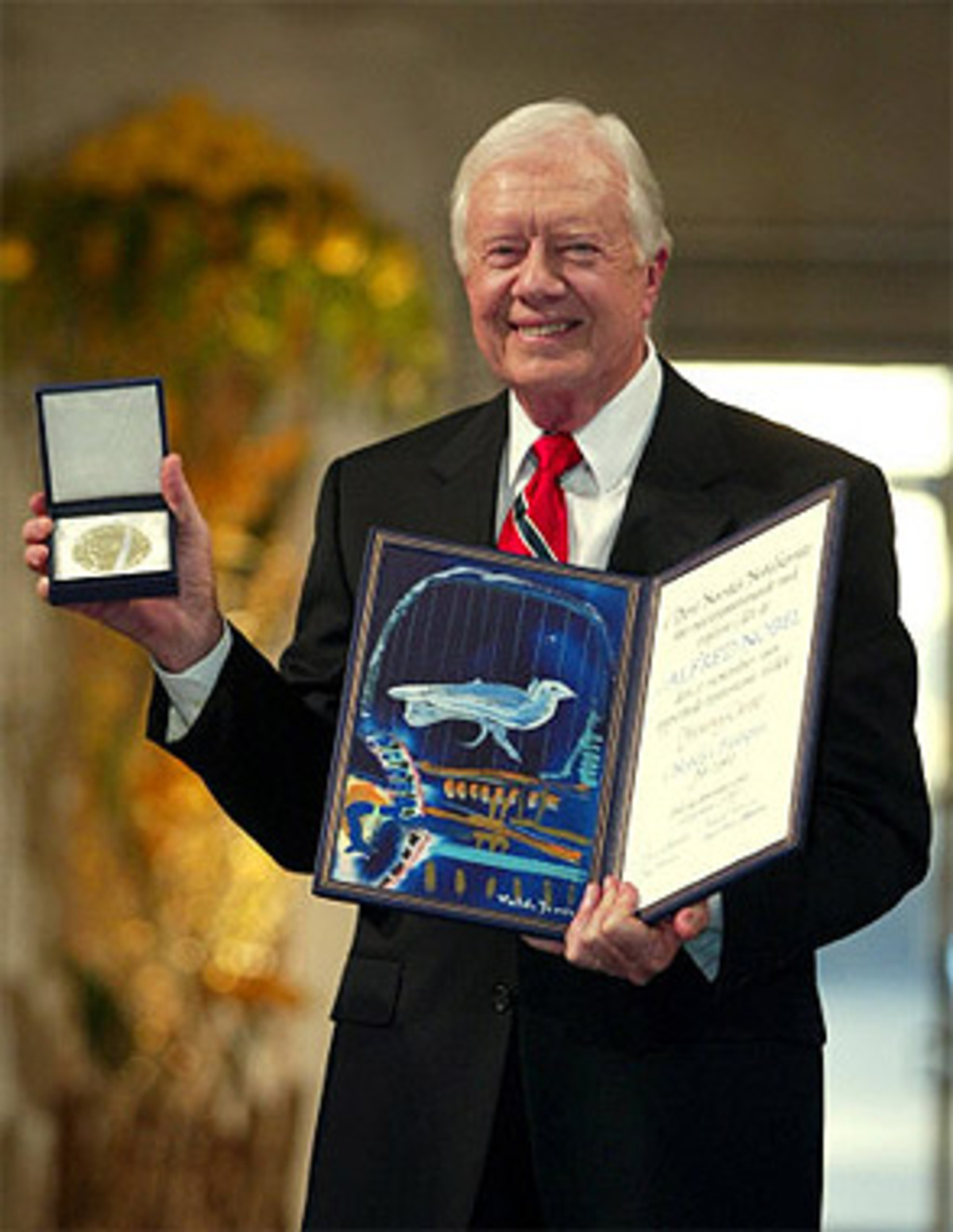 Andererseits ist durchaus möglich, dass der Altkanzler schon zuvor vorgeschlagen war. Das Nobelkomitee hält die Kandidatenliste geheim, doch in Oslo kennt man das "Carter-Syndrom", benannt nach dem US-Präsidenten, der 1978 für seinen Einsatz um das Camp David-Friedensabkommen ausgezeichnet werden sollte - und nicht nominiert war. Jimmy Carter musste 24 Jahre warten, ehe er den Preis doch noch bekam.