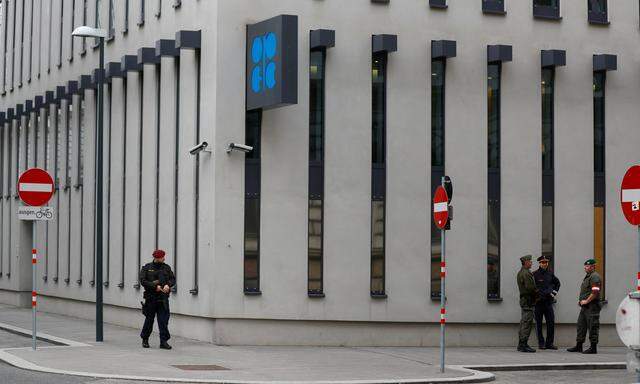 Polizeiaufgebot vor dem Opec-Gebäude gestern in Wien.