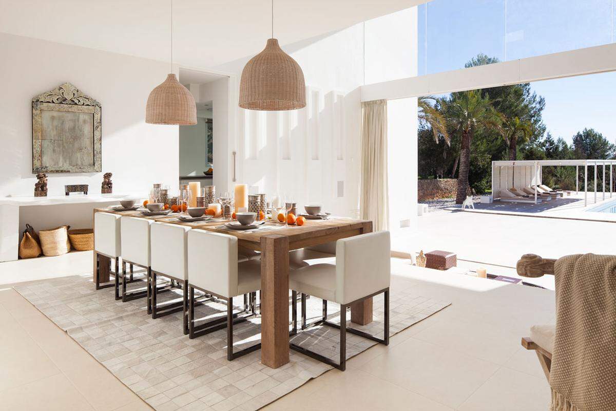 "Es sind vor allem die hohe Wertstabilität und Lebensqualität, die Hauskäufer anziehen", sagte Florian Fischer, Geschäftsführender Gesellschafter von Engel &amp; Völkers auf Ibiza. Kunden, die eine günstige Luxusimmobilie auf Ibiza kaufen wollen, kommen zu spät.