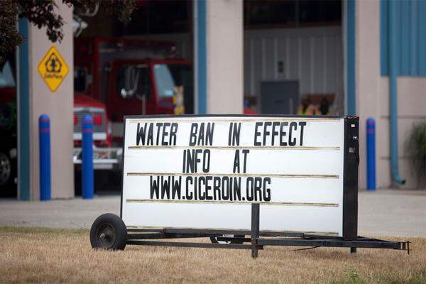 Ein Warnschild in Cicero, Indiana, macht auf den "Water Ban" aufmerksam. Den Einwohnern wird das Auffüllen von Swimmingpools, Autowaschen und die Bewässerung des Rasens verboten.