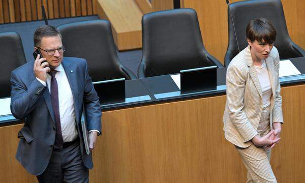 ÖVP-Klubchef August Wöginger und Grünen-Klubchefin Sigi Maurer im Rahmen einer Sondersitzung des Nationalrates am Mittwoch, 30. August 2023, im Parlament in Wien.