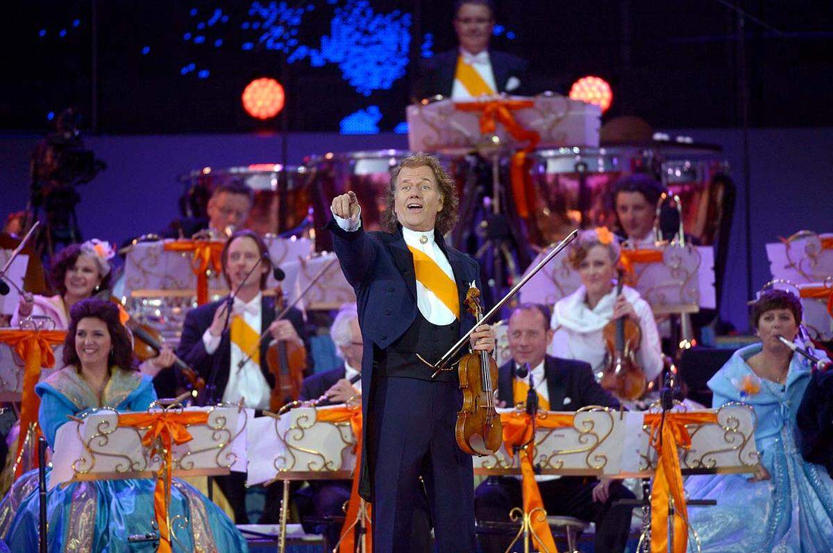 Gefeiert wurde ohne Pomp aber mit André Rieu, er und sein Orchester präsentierten "Time to Say Goodbye" zu Ehren der abtretenden Königin Beatrix.