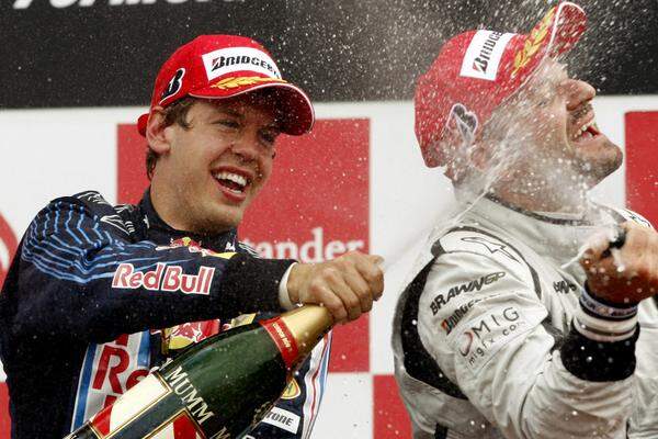Seine Erfolge verhalfen Vettel zum Aufstieg zu den "großen Bullen". Sein erstes Jahr bei Red Bull begann mit zwei Ausfällen kurz vor Schluss. Doch in den folgenden Rennen hielt das Auto durch und in Silverstone gewann der Deutsche sein erstes "trockenes Rennen" - zumindest was die Zeit vor der Siegerehrung betraf.