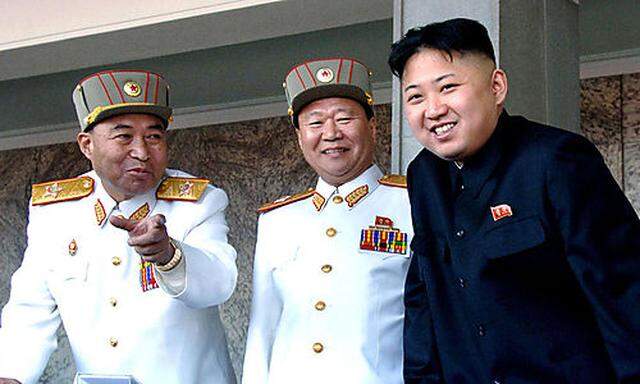 Kim Jong Un und die Militärs Choe Ryong Hae und Ri Yong Ho