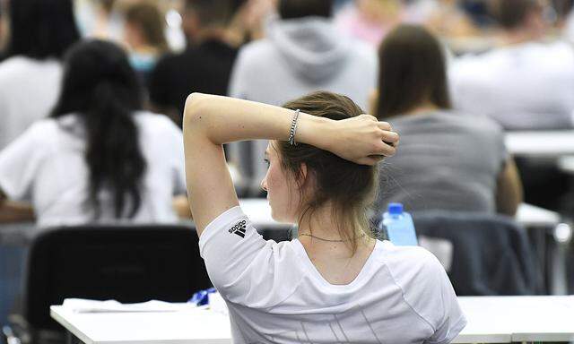 Archivbild: Eine Teilnehmerin bei einem Uni-Aufnahmetest in Wien.