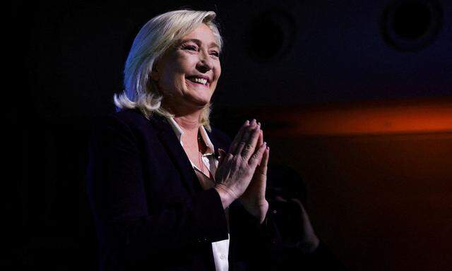 Marine Le Pen geht am 24. April in die Stichwahl gegen den amtierenden Präsidenten Emmanuel Macron.