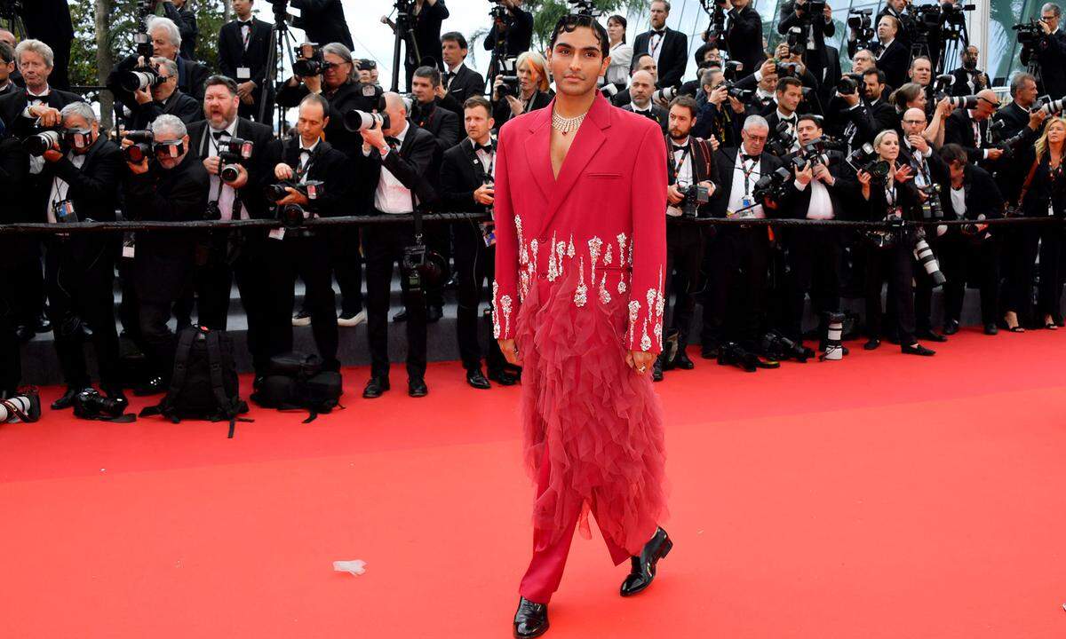 Influencer Rahi Chadda kam in einem roten Anzug mit Pailletten-Stickereien und gerüschtem Tüll. 